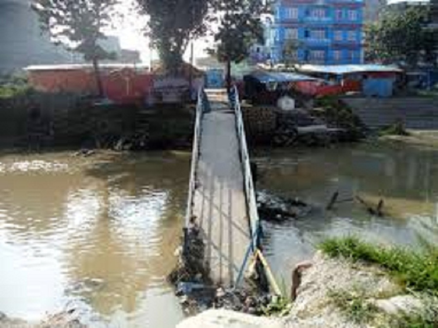 चाजु खोलाको पुल भत्किँदा स्थानीयवासी जोखिमपूर्ण यात्रा गर्न बाध्य